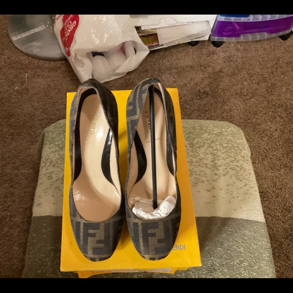 FENDI DÉCOLLETÉ ZUCCA JACQUARD - Picture 3 of 10